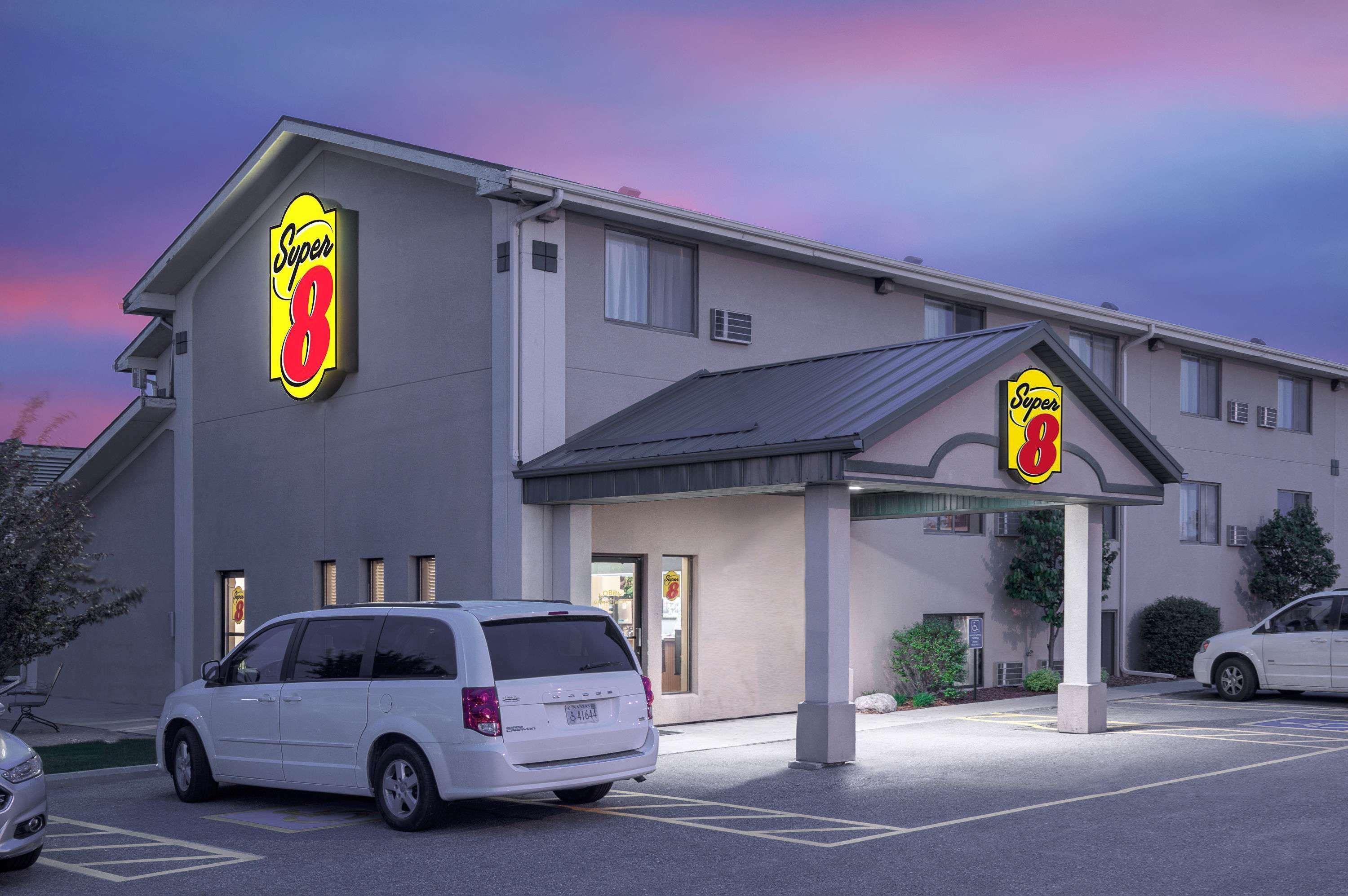 Super 8 By Wyndham Willmar Hotel Exterior photo